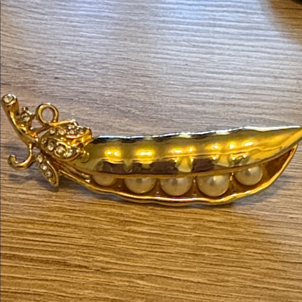 Vintage unsigned designer peas in a pod brooch, gold tone